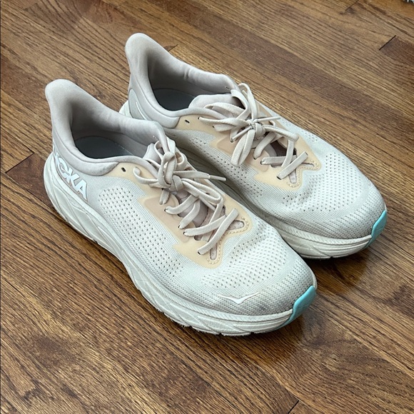 Hoka Shoes - Hoka Women's Arahi 7 Pink/Cream Running Shoes with Light Blue Toe Accent